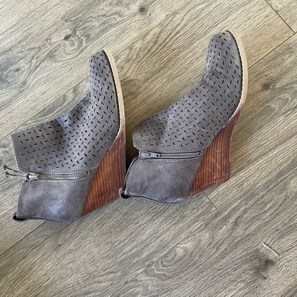 Gray ankle booties like new - Picture 3 of 3